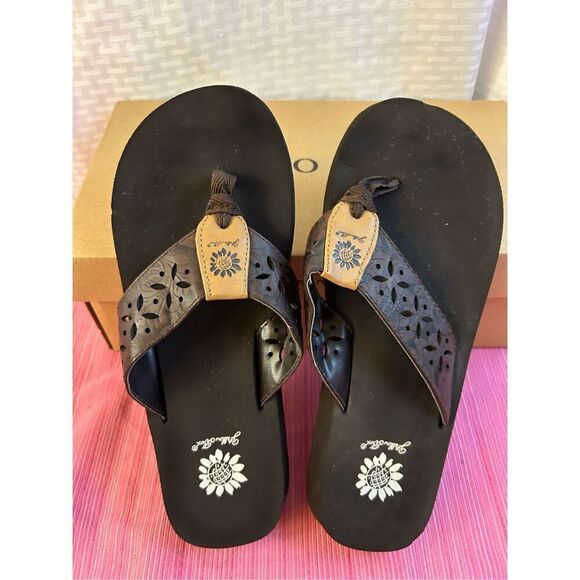 Yellow box 9 brown eyelet flip flops sandals - Picture 3 of 5